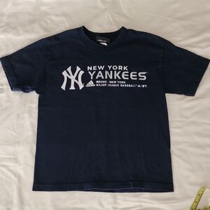 Adidas Navy Blue New York Yankees T-Shirt. Size Medium
